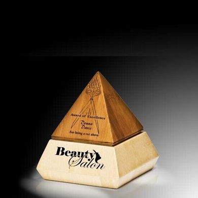 Деревянная награда в виде пирамиды